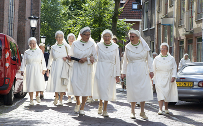 878104 Afbeelding van enkele Zusters Augustinessen op de Waterstraat in Wijk C te Utrecht, die de onthulling van een ...